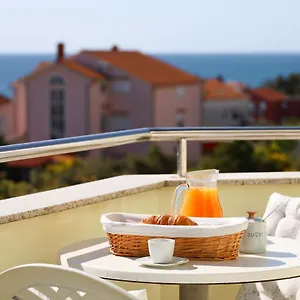 The Florens Near The With The Pool, Bbq And Kids Playground, Diklo Appartement